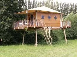 Cabane pour enfant sur pilotis