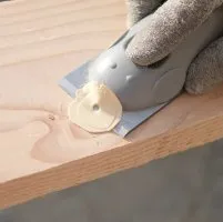 Etape 4 : Enlevez les excès de colle