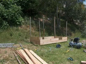Les lames sont fixées sur les poteaux